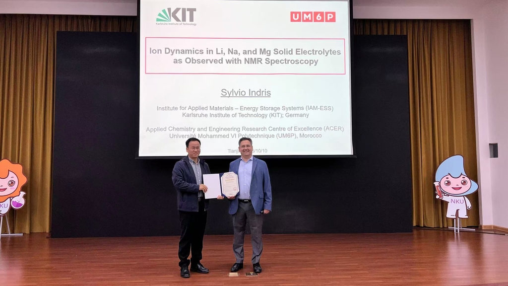 <Text wird generiert, bitte warten...>